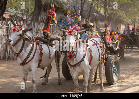 Le Myanmar, la région de Bagan, novice célébration, prince, les princesses, les enfants viennent à la cloître, Banque D'Images