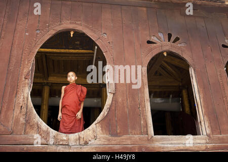 Le Myanmar, l'État de Shan, région du lac Inle, Nyaung Shwe, Shwe-Yan Pyay-Kloster-, cloître, jeune moine, Banque D'Images