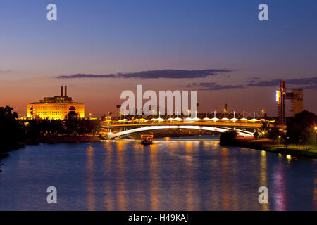 Espagne, Andalousie, Séville, pasarela de la Cartuja, soir, pont, tourboat, Banque D'Images