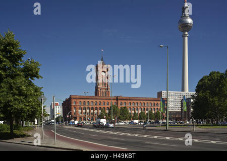 Allemagne, Berlin, l'hôtel de ville rouge, tour de télévision, Banque D'Images