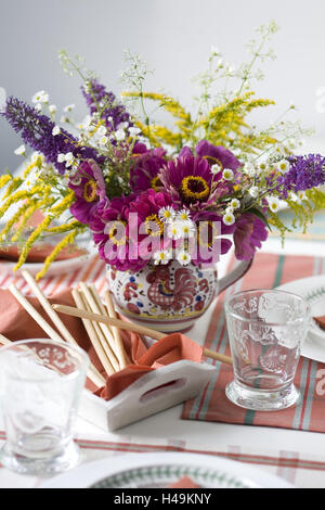 Bouquet d'automne dans une cruche sur table, Banque D'Images