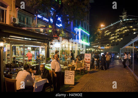 La Turquie, Istanbul, Karaköy, port de ferry dans la soirée, Banque D'Images