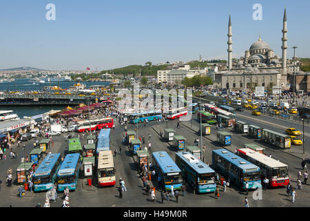 La Turquie, Istanbul, Eminönü, terminal de bus de la Yeni Camii, Galatabrücke avec Sultan Camii, valide Banque D'Images