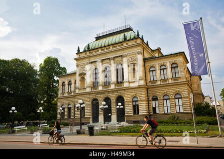 La fin de l'après-midi été lumière tombe sur Ljubljana, Galerie nationale que deux cyclistes roulent par. Narodna galerija (Galerie nationale du Banque D'Images