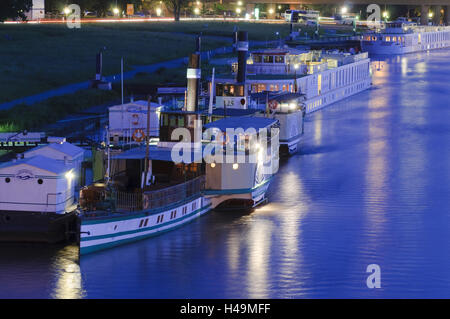 Navires de la flotte blanche avec le crépuscule, Dresde, Saxe, Allemagne, Banque D'Images