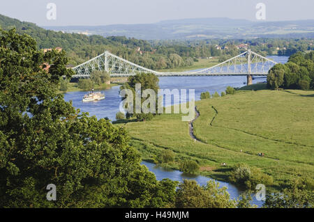 Vue sur le Elbschlössern Löschwitzer sur l'Elbe et pont, steamboat, Dresde, Saxe, Allemagne, Banque D'Images