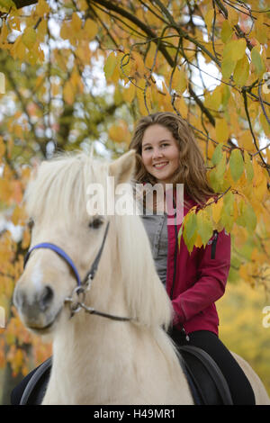 Les adolescents, de fille, de chevaux Islandais, stand, head-on, voir l'appareil photo, Banque D'Images