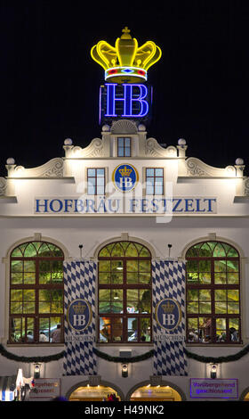 Hofbräu tente fixe lors de la fête d'octobre à Munich dans la nuit, Banque D'Images