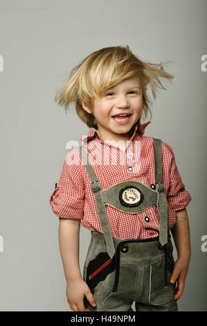 Garçon, 3 ans, chemise, pantalon en cuir traditionnel, heureux, riant, déménagement, fun, la moitié, portrait Banque D'Images