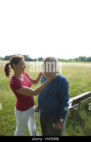 Hauts avec aide à la marche et collier cervical, de soins, de Banque D'Images