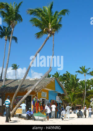 La République dominicaine, Punta Cana, Playa Bavaro, une boutique de souvenirs en cuillère à soupe Cortecito, palm beach, pêcheur et le vendeur, Banque D'Images