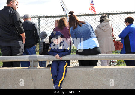 La police, les pompiers et les civils se réunir sur un viaduc à montrer du respect pour la dépouille du policier : communication intitulée Images/Alamy Live News Banque D'Images