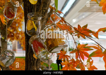 Shanghai, Shanghai, Chine. 13 Oct, 2016. Photo prise le 13 octobre 2016, à l'intérieur montre les forêts d'érable dans un centre commercial à Shanghai, Chine.Â Â®Jaune, maplesÂ¡¯ Â Â Â le blanc et®cloudsÂ¡¯ - peut être vu dans le centre commercial, la création de wonderland-comme décor de l'automne. Crédit : SIPA Asie/ZUMA/Alamy Fil Live News Banque D'Images