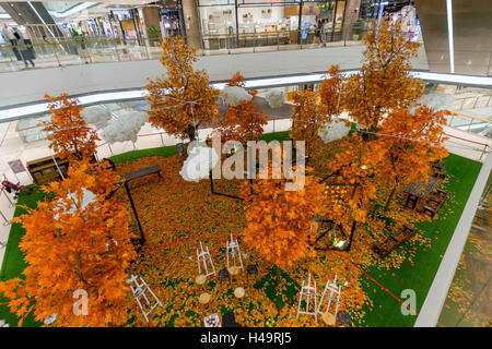 Shanghai, Shanghai, Chine. 13 Oct, 2016. Photo prise le 13 octobre 2016, à l'intérieur montre les forêts d'érable dans un centre commercial à Shanghai, Chine.Â Â®Jaune, maplesÂ¡¯ Â Â Â le blanc et®cloudsÂ¡¯ - peut être vu dans le centre commercial, la création de wonderland-comme décor de l'automne. Crédit : SIPA Asie/ZUMA/Alamy Fil Live News Banque D'Images