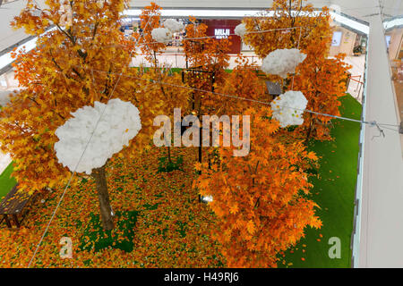 Shanghai, Shanghai, Chine. 13 Oct, 2016. Photo prise le 13 octobre 2016, à l'intérieur montre les forêts d'érable dans un centre commercial à Shanghai, Chine.Â Â®Jaune, maplesÂ¡¯ Â Â Â le blanc et®cloudsÂ¡¯ - peut être vu dans le centre commercial, la création de wonderland-comme décor de l'automne. Crédit : SIPA Asie/ZUMA/Alamy Fil Live News Banque D'Images