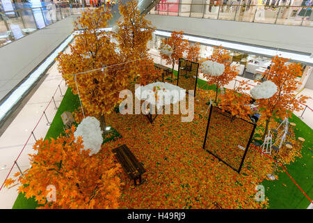 Shanghai, Shanghai, Chine. 13 Oct, 2016. Photo prise le 13 octobre 2016, à l'intérieur montre les forêts d'érable dans un centre commercial à Shanghai, Chine.Â Â®Jaune, maplesÂ¡¯ Â Â Â le blanc et®cloudsÂ¡¯ - peut être vu dans le centre commercial, la création de wonderland-comme décor de l'automne. Crédit : SIPA Asie/ZUMA/Alamy Fil Live News Banque D'Images