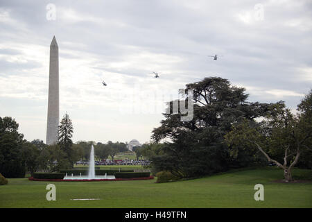 Washington, District de Columbia, Etats-Unis. 13 Oct, 2016. Un marin, avec le président des États-Unis Barack Obama à bord, ainsi que de plusieurs leurres, vole au-dessus de l'Ellipse à Washington, DC le Jeudi, 13 octobre, 2016 en route pour Joint Base Andrews dans le Maryland pour un voyage à New York et l'Ohio.Credit : Ron Sachs/CNP Crédit : Ron Sachs/CNP/ZUMA/Alamy Fil Live News Banque D'Images