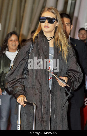 Tokyo, Japon. Oct 11, 2016. Gigi Hadid modèle est perçu à l'arrivée à l'aéroport de Haneda le 11 octobre 2016 à Tokyo, Japon. | Verwendung weltweit © dpa/Alamy Live News Banque D'Images