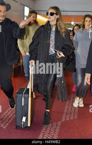 Tokyo, Japon. Oct 11, 2016. Gigi Hadid modèle est perçu à l'arrivée à l'aéroport de Haneda le 11 octobre 2016 à Tokyo, Japon. | Verwendung weltweit © dpa/Alamy Live News Banque D'Images