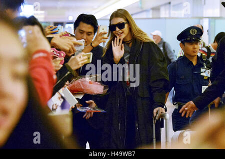 Tokyo, Japon. Oct 11, 2016. Gigi Hadid modèle est perçu à l'arrivée à l'aéroport de Haneda le 11 octobre 2016 à Tokyo, Japon. | Verwendung weltweit © dpa/Alamy Live News Banque D'Images