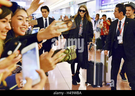 Tokyo, Japon. Oct 11, 2016. Gigi Hadid modèle est perçu à l'arrivée à l'aéroport de Haneda le 11 octobre 2016 à Tokyo, Japon. | Verwendung weltweit © dpa/Alamy Live News Banque D'Images