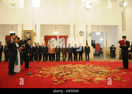 (161014) -- JAKARTA, 14 octobre 2016 (Xinhua) -- le président indonésien Joko Widodo (R) inaugure officiellement l'ancien ministre des Transports (1er Jonan Guéniot L) comme nouveau ministre de l'énergie et des ressources minérales et Archandra Tahar (4L) en tant que vice-ministre de l'énergie au palais présidentiel de Jakarta, Indonésie, le 14 octobre 2016. Le Président indonésien Joko Widodo vendredi installé l'ancien ministre des Transports, en tant que nouveaux Jonan Guéniot l'énergie et des ressources minérales, ministre par intérim et ministre de l'énergie déposé Pandjaitan Pandjaitan Luhut et nommé le prédécesseur, Archandra Tahar, en tant que vice-ministre de l'énergie. (Xin Banque D'Images