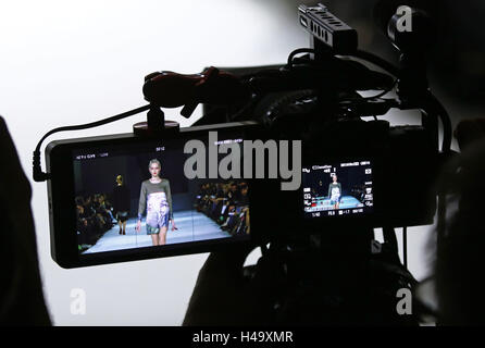 Kiev, Ukraine. 13 octobre, 2016. Vidéographe tournage modèles sur podium lors de défilé de mode par Maryna RYBALKO dans le cadre du 39e Ukrainian Fashion Week à Mystetskyi Arsenal à Kiev, Ukraine. Crédit : Oleksandr Prykhodko/Alamy Live News Banque D'Images