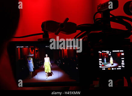 Kiev, Ukraine. 13 octobre, 2016. Vidéographe tournage modèles sur podium lors de défilé de mode par Maryna RYBALKO dans le cadre du 39e Ukrainian Fashion Week à Mystetskyi Arsenal à Kiev, Ukraine. Crédit : Oleksandr Prykhodko/Alamy Live News Banque D'Images