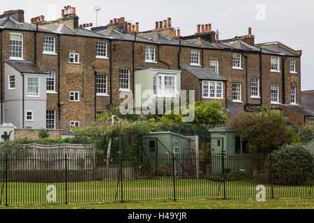 Windsor, Royaume-Uni. 14 octobre, 2016. L'arrière de la classe II-énumérés Windsor townhouse appartenant à Anna Friel. Le panneau de contrôle du développement urbain de Windsor a publié un avis d'application bâtiment classé à l'actrice, qui a récemment joué dans la série 'Marcella'. Selon l'avis, l'extension doit être démolis dans un délai de trois mois ou remis conformément à l'original des plans approuvés. Credit : Mark Kerrison/Alamy Live News Banque D'Images