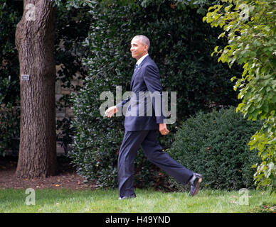 Le président des États-Unis Barack Obama marche du bureau ovale alors qu'il se prépare à quitter la pelouse Sud de la Maison Blanche à Washington, DC le Jeudi, 13 octobre, 2016 en route pour Joint Base Andrews dans le Maryland pour un voyage à New York et l'Ohio. Credit : Ron Sachs/CNP /MediaPunch Banque D'Images