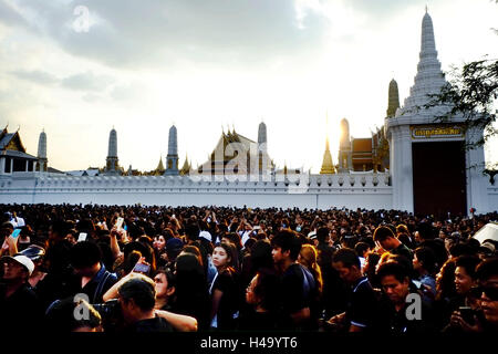 Bangkok, Thaïlande 14 Oct, 2016. Les thaïs en attente à l'extérieur du Grand Palais à Bangkok pour payer leur dernier rapport au roi. Le roi Bhumibol Adulyadej, le monarque régnant est le plus long au monde, est décédé à l'âge de 88 ans. Credit : Kamal Sellehuddin/ZUMA/Alamy Fil Live News Banque D'Images