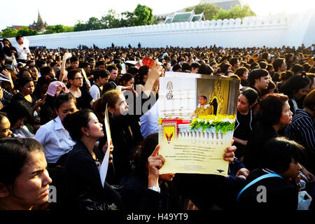 Bangkok, Thaïlande 14 Oct, 2016. Les thaïs en attente à l'extérieur du Grand Palais à Bangkok pour payer leur dernier rapport au roi. Le roi Bhumibol Adulyadej, le monarque régnant est le plus long au monde, est décédé à l'âge de 88 ans. Credit : Kamal Sellehuddin/ZUMA/Alamy Fil Live News Banque D'Images