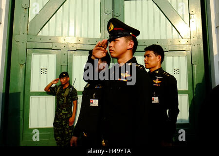 Bangkok, Thaïlande 14 Oct, 2016. L'armée thaïlandaise pour rendre un dernier hommage au roi ce qui est à l'extérieur du Grand Palais à Bangkok. Le roi Bhumibol Adulyadej, le monarque régnant est le plus long au monde, est décédé à l'âge de 88 ans. Credit : Kamal Sellehuddin/ZUMA/Alamy Fil Live News Banque D'Images