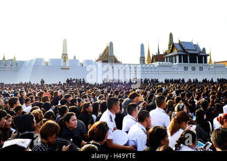 Bangkok, Thaïlande 14 Oct, 2016. Les thaïs en attente à l'extérieur du Grand Palais à Bangkok pour payer leur dernier rapport au roi. Le roi Bhumibol Adulyadej, le monarque régnant est le plus long au monde, est décédé à l'âge de 88 ans. Credit : Kamal Sellehuddin/ZUMA/Alamy Fil Live News Banque D'Images