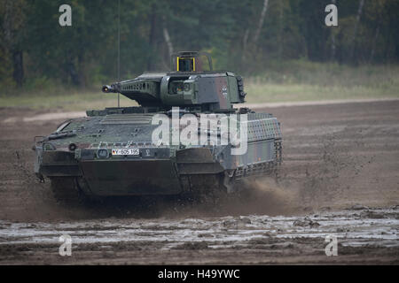 Munster, Allemagne. 14Th Oct, 2016. Un réservoir de type Puma disques durs sur le terrain d'entraînement militaire dans le cadre d'une opération sur un terrain près de Munster, Allemagne, 14 octobre 2016. Avec soldats néerlandais, les forces armées allemandes ont pratiqué la coopération entre l'armée, les services ambulanciers et les unités de la soi-disant service de soutien interarmées dans les derniers jours. PHOTO : SEBASTIAN GOLLNOW/dpa/Alamy Live News Banque D'Images