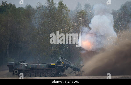 Munster, Allemagne. 14Th Oct, 2016. Pour la compensation Keiler réservoir de lecteurs des mines de l'autre côté de la place d'armes dans le cadre d'une opération sur un terrain près de Munster, Allemagne, 14 octobre 2016. Avec soldats néerlandais, les forces armées allemandes ont pratiqué la coopération entre l'armée, les services ambulanciers et les unités de la soi-disant service de soutien interarmées dans les derniers jours. PHOTO : SEBASTIAN GOLLNOW/dpa/Alamy Live News Banque D'Images