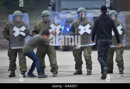 Munster, Allemagne. 14Th Oct, 2016. Soldats des forces armées allemandes une démonstration pratique situation dans le cadre d'une opération sur un terrain sur la place d'armes près de Munster, Allemagne, 14 octobre 2016. Avec soldats néerlandais, les forces armées allemandes ont pratiqué la coopération entre l'armée, les services ambulanciers et les unités de la soi-disant service de soutien interarmées dans les derniers jours. PHOTO : SEBASTIAN GOLLNOW/dpa/Alamy Live News Banque D'Images