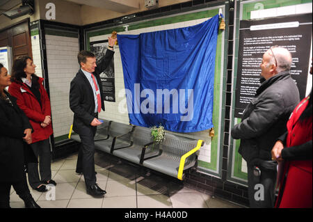 Londres, Royaume-Uni. 14 octobre, 2016. Brian Woodhead (TfL Directeur des opérations pour le Jubilé, Northern et Piccadilly Lines) dévoilement de la plaque. A dévoilé la plaque commémore 60 personnes tuées au cours d'un raid aérien dans la nuit du 14 octobre 1940 lorsqu'une bombe est tombée sur 1.400 kg Balham High Road causant un grand cratère sur la route. Cela a conduit à un torrent de milliers de gallons d'eaux usées et d'eau dans la station. Crédit : Michael Preston/Alamy Live News Banque D'Images