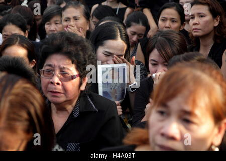 Bangkok, Thaïlande. 14Th Oct 2016. Les gens réagissent bien que le Roi Bhumibol Adulyadej de Thaïlande est le corps d'être déplacé vers le Grand Palais à Bangkok. Le roi Bhumibol Adulyadej de Thaïlande est décédé après une longue maladie, le palais a annoncé le 13 octobre 2016 Credit : UN Sahakorn Piti/Alamy Live News Banque D'Images