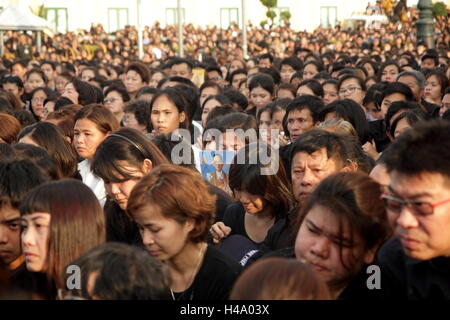 Bangkok, Thaïlande. 14Th Oct 2016. Les gens réagissent bien que le Roi Bhumibol Adulyadej de Thaïlande est le corps d'être déplacé vers le Grand Palais à Bangkok. Le roi Bhumibol Adulyadej de Thaïlande est décédé après une longue maladie, le palais a annoncé le 13 octobre 2016 Credit : UN Sahakorn Piti/Alamy Live News Banque D'Images