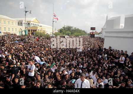 Bangkok, Thaïlande. 14Th Oct 2016. Les gens se rassemblent avant d'assister à l'extérieur de la cérémonie balnéaire royal Grand palais à Bangkok. Le roi Bhumibol Adulyadej de Thaïlande est décédé après une longue maladie, le palais a annoncé le 13 octobre 2016 Credit : UN Sahakorn Piti/Alamy Live News Banque D'Images