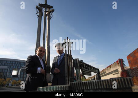 Gdansk, Pologne. 14 octobre, 2016. Chancelier de l'International de l'ordre de sourire et médiateur des enfants Marek Michalak visites Gdansk à se référer à l'expérience de la ville de Gdansk favoriser les soins à l'extérieur des institutions de l'état. Ministre Michalak (R) accompagné par le Directeur du Centre de la Solidarité Européenne (SCE) Basil Kerski sont vus à la place de la solidarité dans l'Armée déchue ouvriers de chantier naval Monument. Credit : Michal Fludra/Alamy Live News Banque D'Images