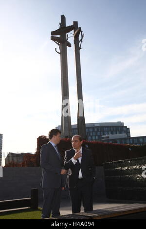 Gdansk, Pologne. 14 octobre, 2016. Chancelier de l'International de l'ordre de sourire et médiateur des enfants Marek Michalak visites Gdansk à se référer à l'expérience de la ville de Gdansk favoriser les soins à l'extérieur des institutions de l'état. Ministre Michalak (L) accompagné par le Directeur du Centre de la Solidarité Européenne (SCE) Basil Kerski sont vus à la place de la solidarité dans l'Armée déchue ouvriers de chantier naval Monument. Credit : Michal Fludra/Alamy Live News Banque D'Images