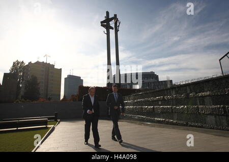 Gdansk, Pologne. 14 octobre, 2016. Chancelier de l'International de l'ordre de sourire et médiateur des enfants Marek Michalak visites Gdansk à se référer à l'expérience de la ville de Gdansk favoriser les soins à l'extérieur des institutions de l'état. Ministre Michalak (R) accompagné par le Directeur du Centre de la Solidarité Européenne (SCE) Basil Kerski sont vus à la place de la solidarité dans l'Armée déchue ouvriers de chantier naval Monument. Credit : Michal Fludra/Alamy Live News Banque D'Images