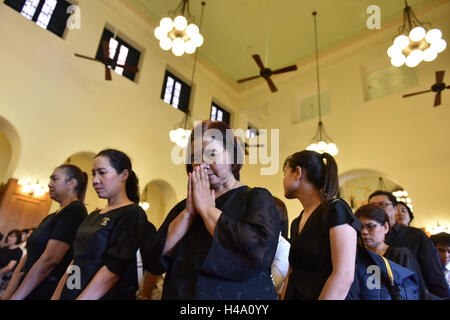 Bangkok, Thaïlande. 14Th Oct, 2016. Les thaïlandais Thai le deuil pour le Roi Bhumibol Adulyadej au Grand Palais à Bangkok, Thaïlande, le 14 octobre, 2016. Le reste de la Thaïlande le Roi Bhumibol Adulyadej, qui est décédé jeudi à l'hôpital Siriraj, ont été transférés de l'hôpital au Grand Palais le vendredi avec les Thaïlandais en deuil en le voyant éteint. Mangmang Crédit : Li/Xinhua/Alamy Live News Banque D'Images