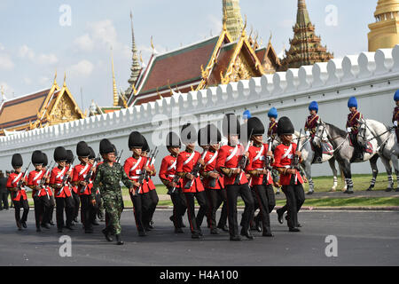 Bangkok, Thaïlande. 14Th Oct, 2016. Garde royale thaïlandaise en dehors de mars le Grand Palais à Bangkok, Thaïlande, le 14 octobre 2016. Le reste de la Thaïlande le Roi Bhumibol Adulyadej, qui est décédé jeudi à l'hôpital Siriraj, ont été transférés de l'hôpital au Grand Palais le vendredi avec les Thaïlandais en deuil en le voyant éteint. Mangmang Crédit : Li/Xinhua/Alamy Live News Banque D'Images