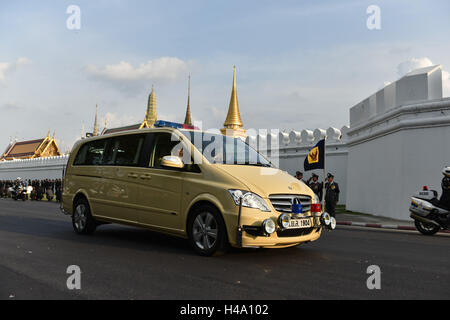 Bangkok, Thaïlande. 14Th Oct, 2016. Un convoi royal durs à l'extérieur du Grand Palais à Bangkok, Thaïlande, le 14 octobre 2016. Le reste de la Thaïlande le Roi Bhumibol Adulyadej, qui est décédé jeudi à l'hôpital Siriraj, ont été transférés de l'hôpital au Grand Palais le vendredi avec les Thaïlandais en deuil en le voyant éteint. Mangmang Crédit : Li/Xinhua/Alamy Live News Banque D'Images