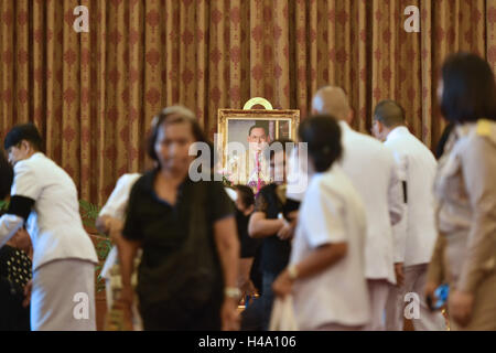 Bangkok, Thaïlande. 14Th Oct, 2016. Les thaïlandais Thai le deuil pour le Roi Bhumibol Adulyadej au Grand Palais à Bangkok, Thaïlande, le 14 octobre, 2016. Le reste de la Thaïlande le Roi Bhumibol Adulyadej, qui est décédé jeudi à l'hôpital Siriraj, ont été transférés de l'hôpital au Grand Palais le vendredi avec les Thaïlandais en deuil en le voyant éteint. Mangmang Crédit : Li/Xinhua/Alamy Live News Banque D'Images