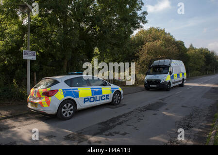 Beaconsfield, Buckinghamshire, Royaume-Uni. 14 octobre 2016. Les véhicules de police sur Minerva Way à Beaconsfield. Thames Valley Police a lancé une enquête à la suite de l'agression de jeune fille de 12 ans de la ville de Beaconsfield, autour de 08:10 CEST le jeudi 13 octobre. Crédit : Peter Manning/Alamy Live News Banque D'Images