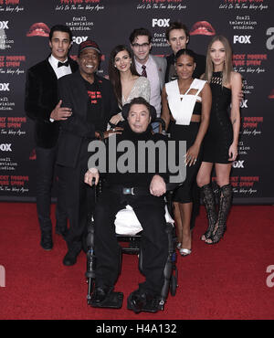 West Hollywood, CA. 13 Oct, 2016. Staz Nair, Ben Vereen, Victoria Justice, Tim Curry, Ryan McCartan, Reeve Carney, Christina Milian et Ivy Levan au tapis rouge première de Fox's 'The Rock Horror Picture Show : vous permet de faire le Time Warp Again' au Roxy le 13 octobre 2016 à West Hollywood, Californie. Credit : Mpi991 Punch/media/Alamy Live News Banque D'Images